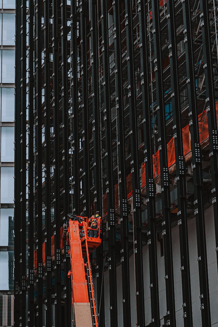 Anasayfa Elevated crane working on a modern skyscraper construction in New York City.
